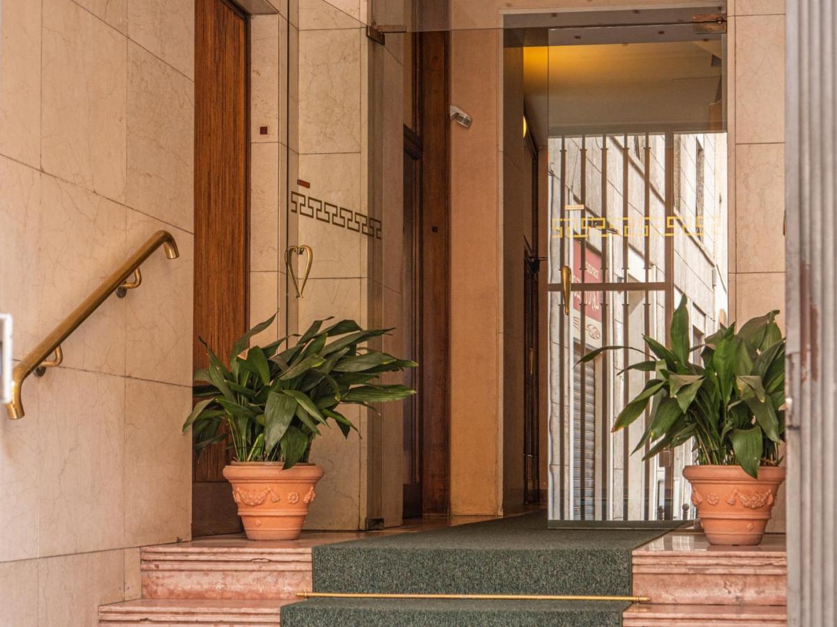The Rent - With Balcony In Downtown Appartamento Milano